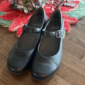 Dansko Fawna style women’s shoes size 42 (11.5 US) wide, black leather.